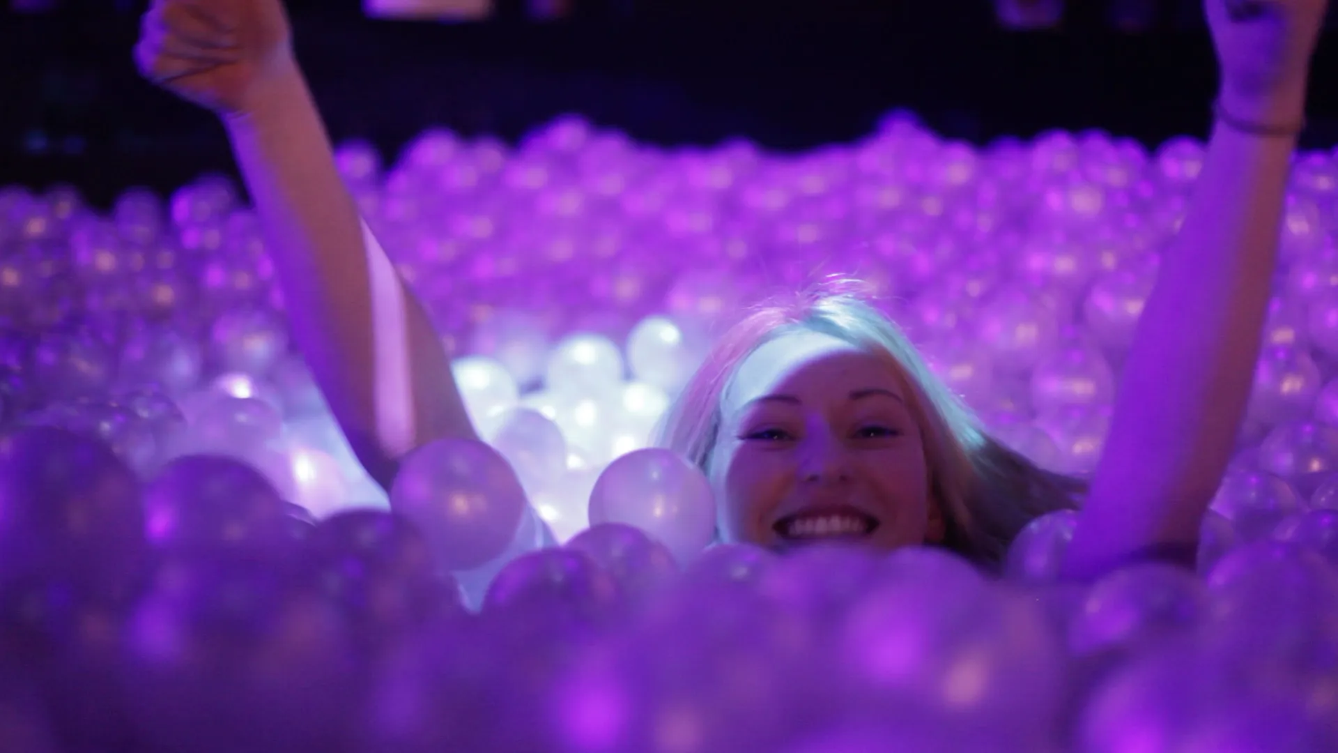 Play Pit - an interactive projection mapped ball pit